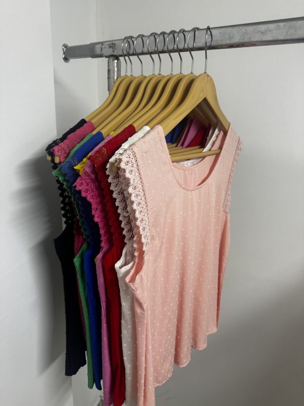 COD 102 MUSCULOSA PLUMETI CON BRODERIE